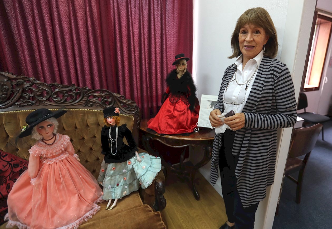 La directora del Museo de Muñecas "Elsa Paredes de Salazar", Roxana Salazar, supervisa la exposición "Cien años de muñecas".