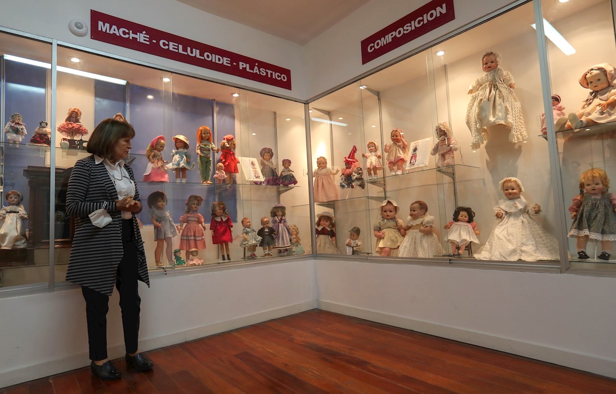  "Cien años de muñecas" es el nombre de la exposición que inauguró el Museo de Muñecas "Elsa Paredes de Salazar" con piezas de 1860 a 1960, algunas parte de la colección de ese espacio cultural y otras prestadas por sus dueños para la muestra.