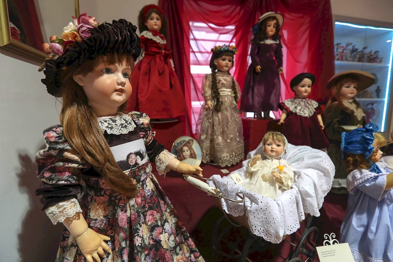 Vista de muñecas de la famosa marca alemana Armand Marseille, durante la exposición "Cien años de muñecas", en La Paz (Bolivia).