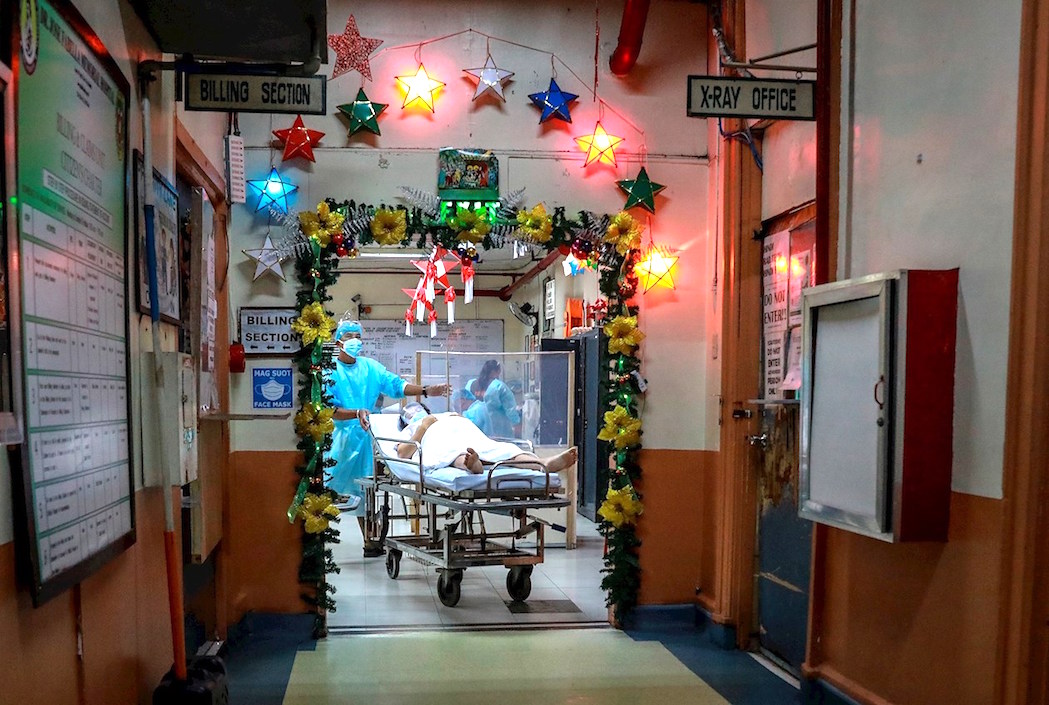 Pacientes atendidos en medio de adornos decembrinos en un hospital de Manila.