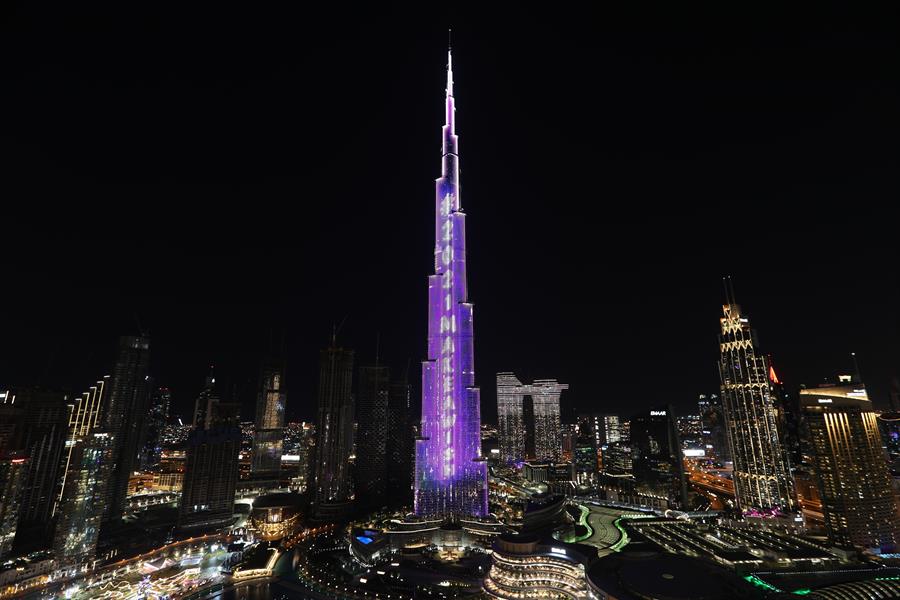  Burj Khalifa, el edificio más alto del mundo, se ilumina para las celebraciones del Año Nuevo 2021 en Dubái.