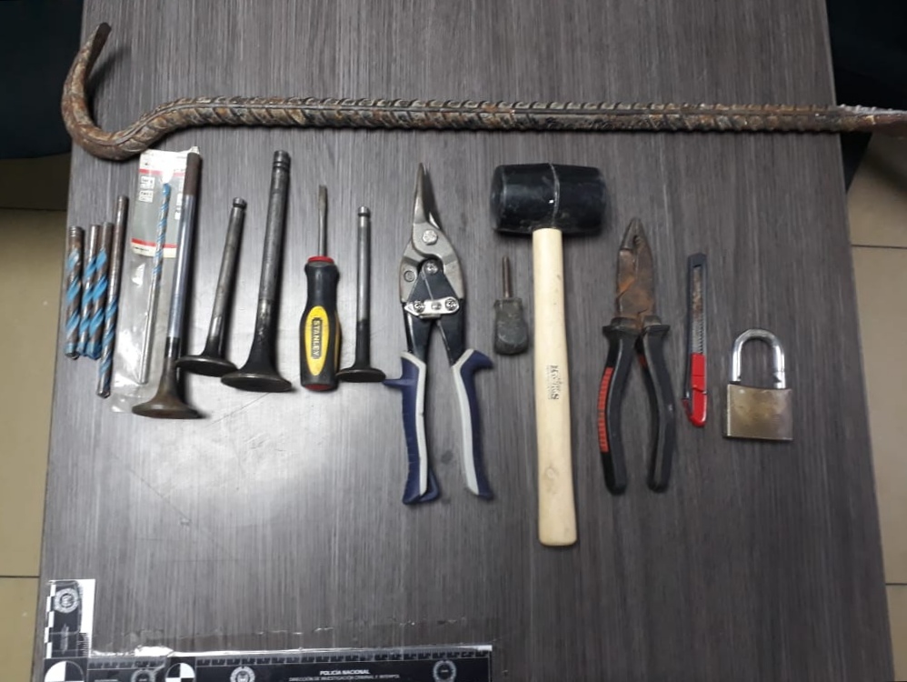 Las herramientas halladas a los capturados y que habrían usado para abrir a la fuerza las puertas de los locales comerciales.