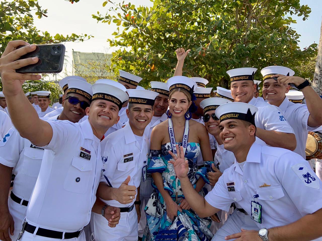 Isabella Chams junto a integrantes de la Escuela Naval ARC Barranquilla.