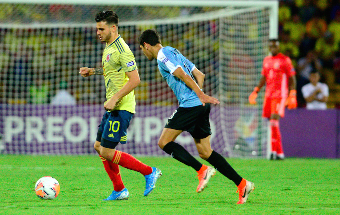 Nicolás Benedetti controlando el balón ante la marca uruguaya.