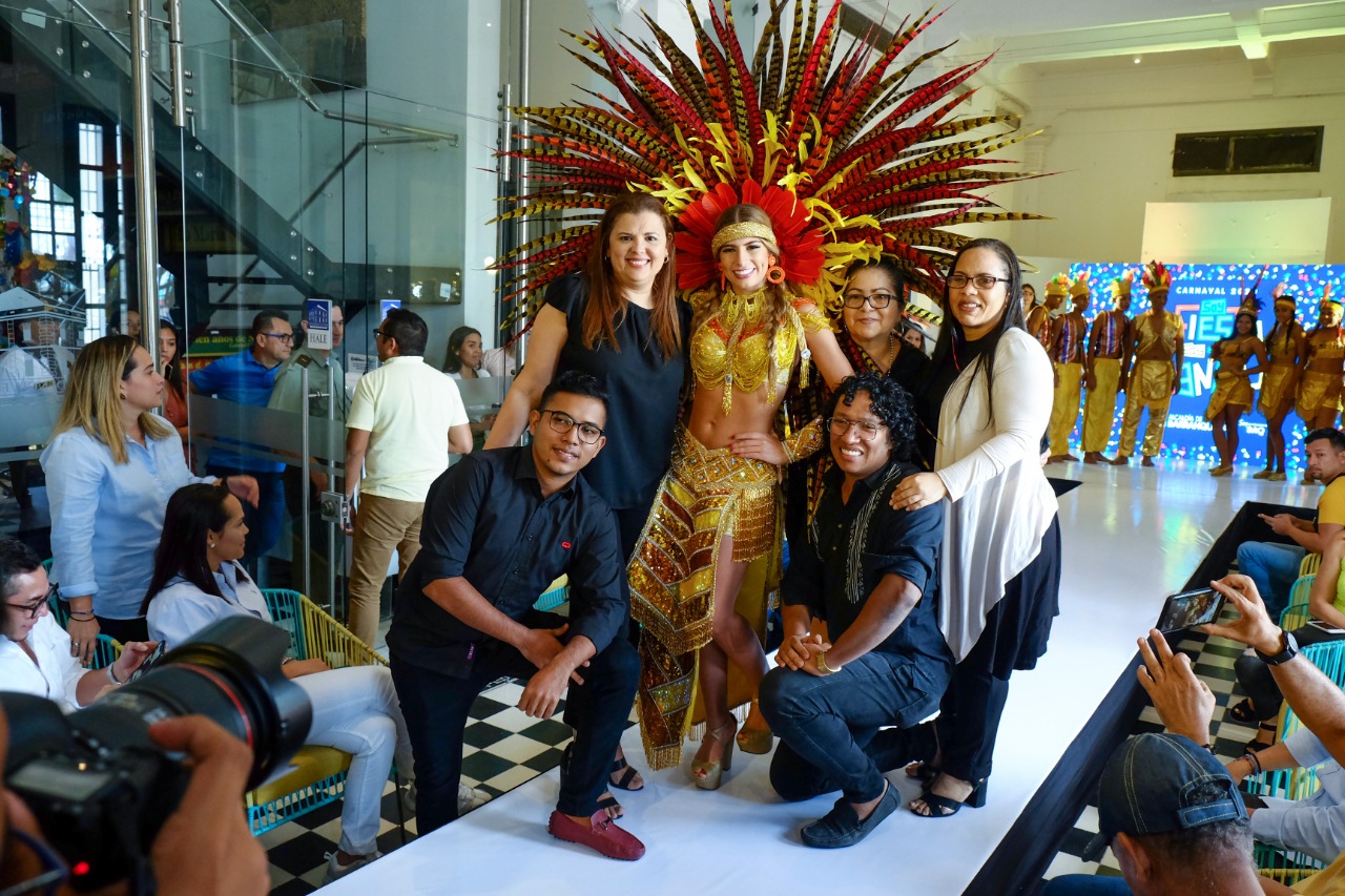 La Reina del Carnaval Isabella Chams junto a estudiantes y egresados de la EDA que diseñaron su vestuario.