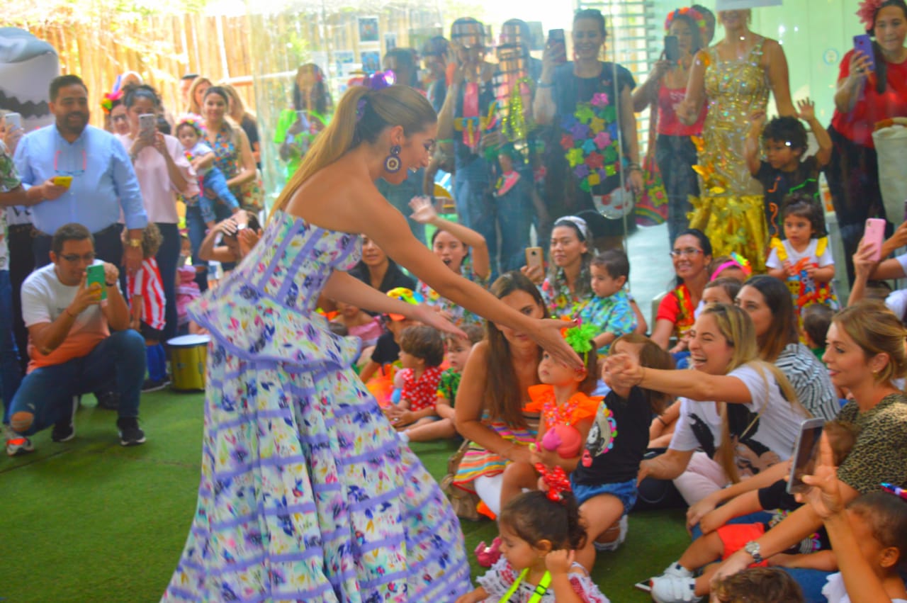 La Reina del Carnaval visitó y saludó a los niños del Babygym.