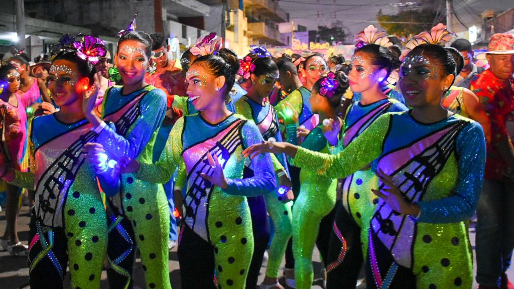 Alegría y gozadera en el inicio del desfile nocturno más importante del Carnaval.