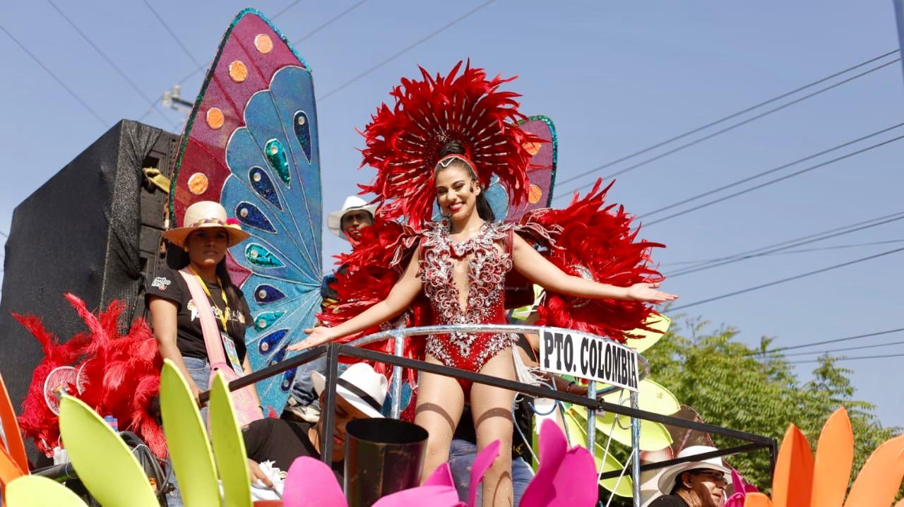 Reina de Puerto Colombia durante desfile de 'Santoto'.
