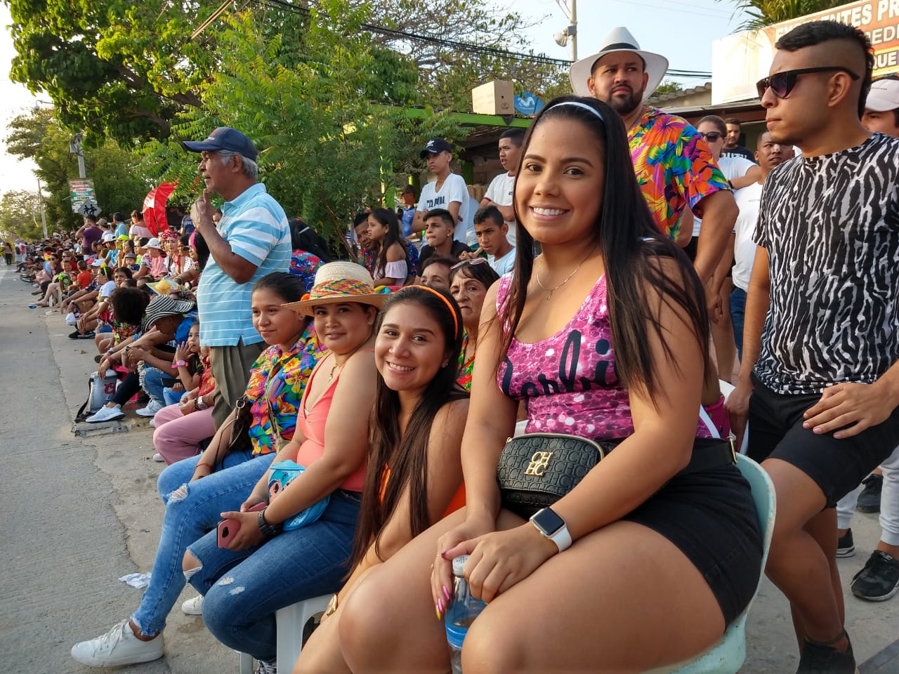 Asistentes a la Gran Parada de Puerto Colombia.