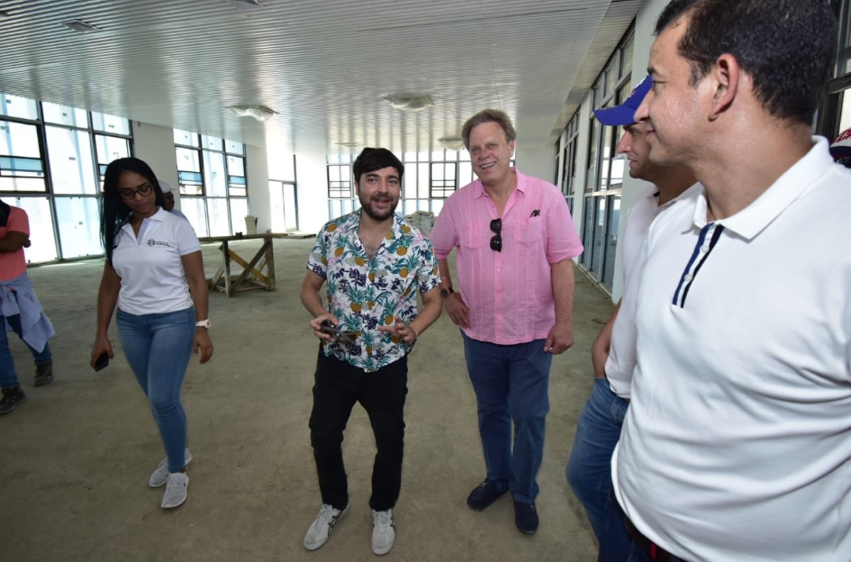 El Alcalde de Barranquilla, Jaime Pumarejo; el presidente de la Federación Colombiana de Fútbol, Ramón Jesurun y el secretario de Deportes, Gabriel Berdugo.