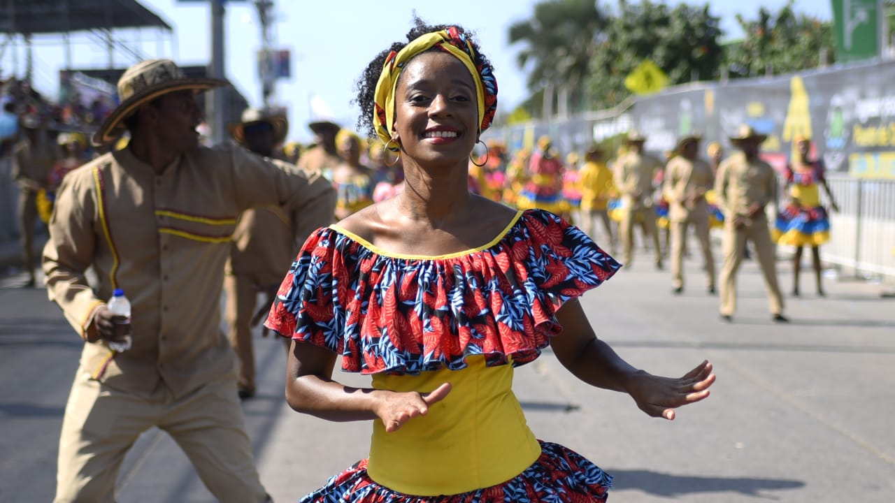 Integrante de Kumbé bailando en el desfile de la Gran Parada de Tradición 2020.