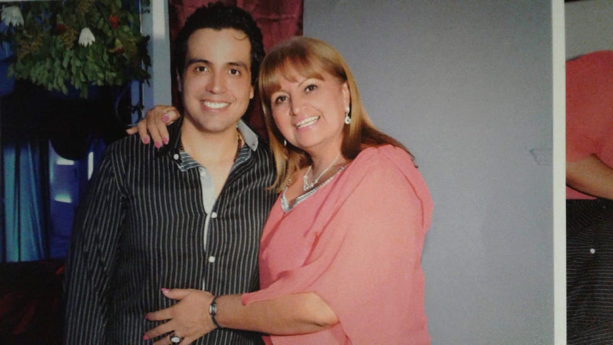 Con su mamá Martha Díaz Alfonso.