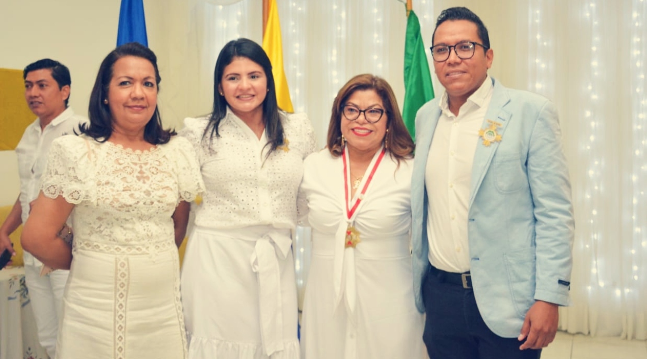 La rectora Bienvenida Hernández con condecorados y la Primera Gestora del municipio