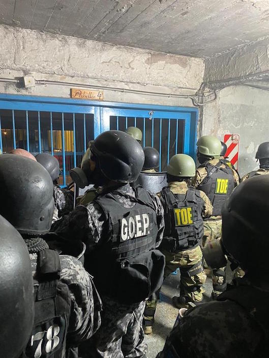 Fuerzas de Policía controlando el orden en cárcel de Argentina.