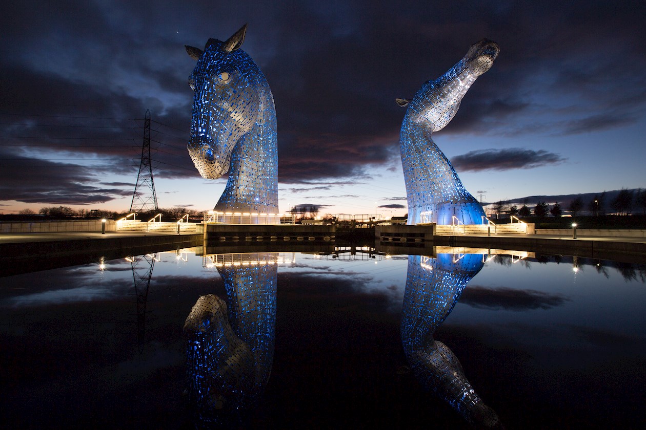 Los Kelpies en Falkirk se iluminan en azul como un homenaje para honrar al Sistema Nacional de Salud.