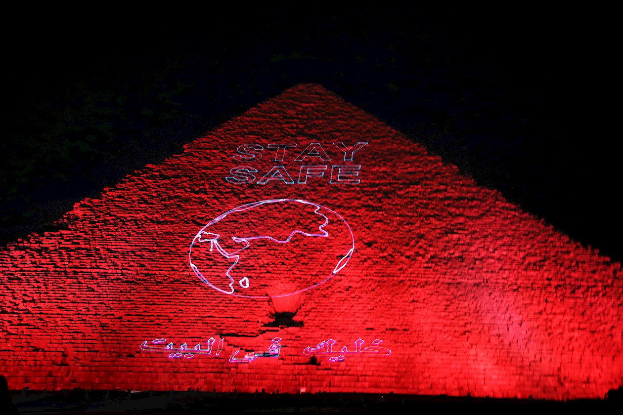Las pirámides en Egipto, también, se iluminan.
