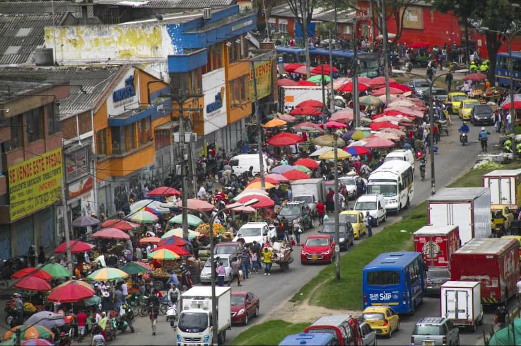 Zona de Corabastos en Bogotá. Congestión vehicular y de personas.