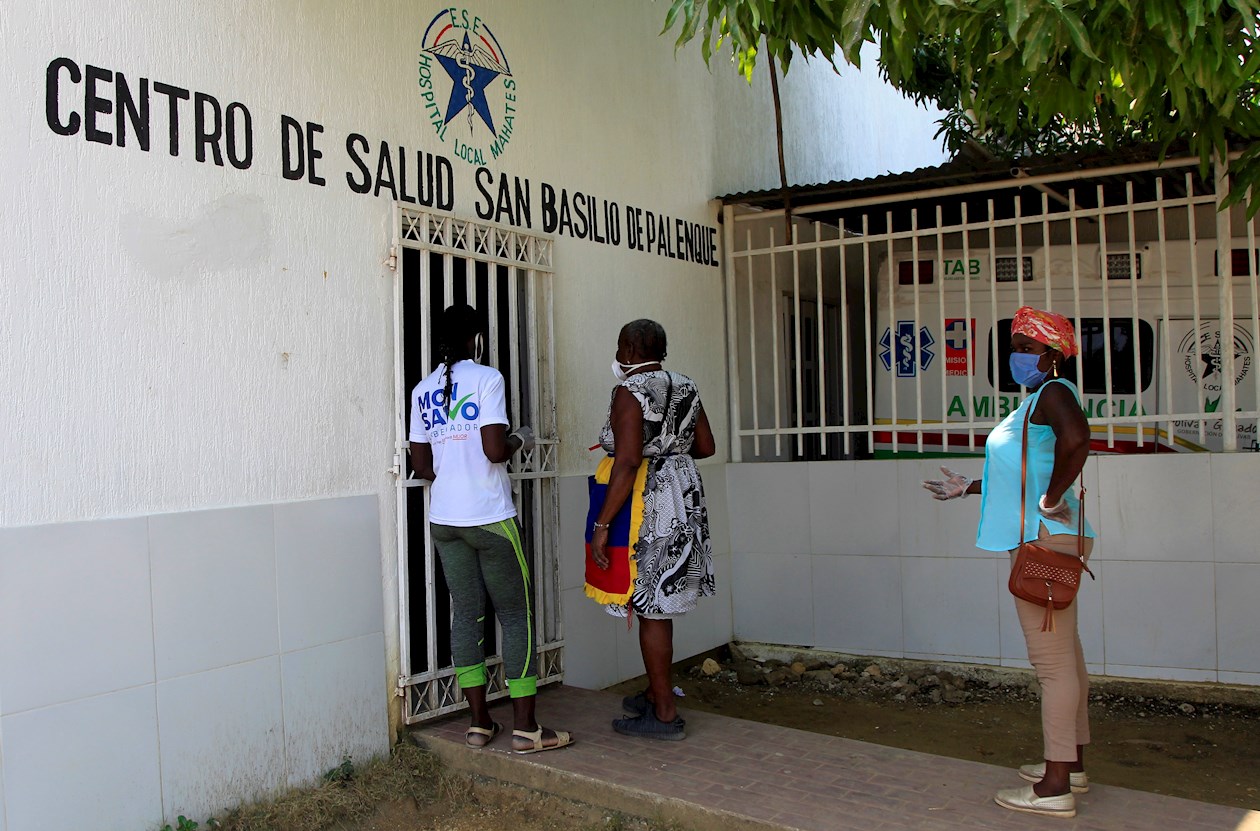 Un grupo de personas espera en la entrada del puesto de salud de San Basilio de Palenque.