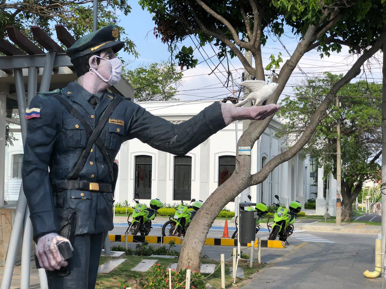 Monumento de la Policía con tapabocas.