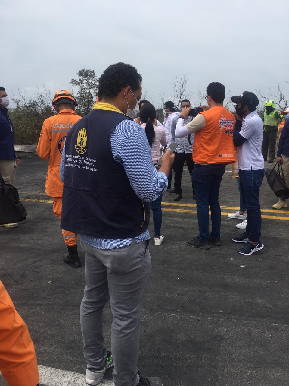 Delegados de la Alcaldía de Barranquilla en la zona de la emergencia.