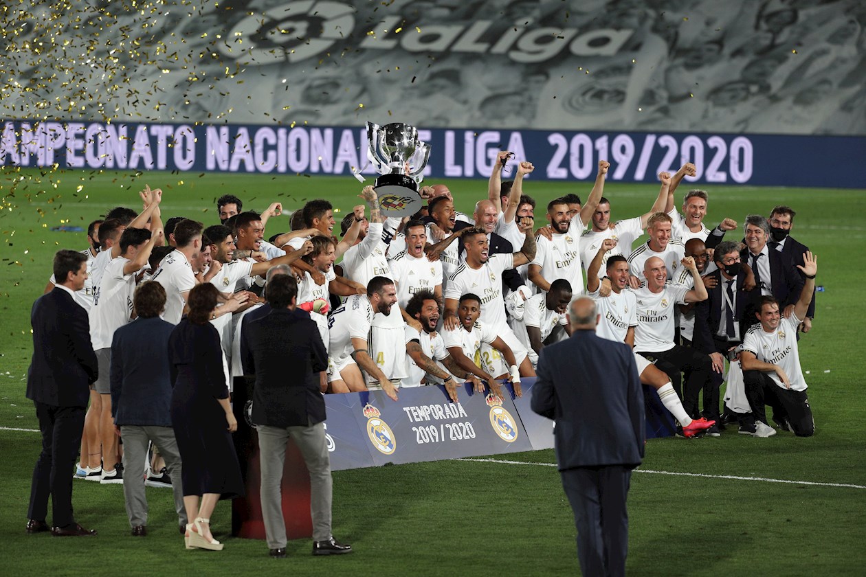 El Real Madrid recibiendo el trofeo.