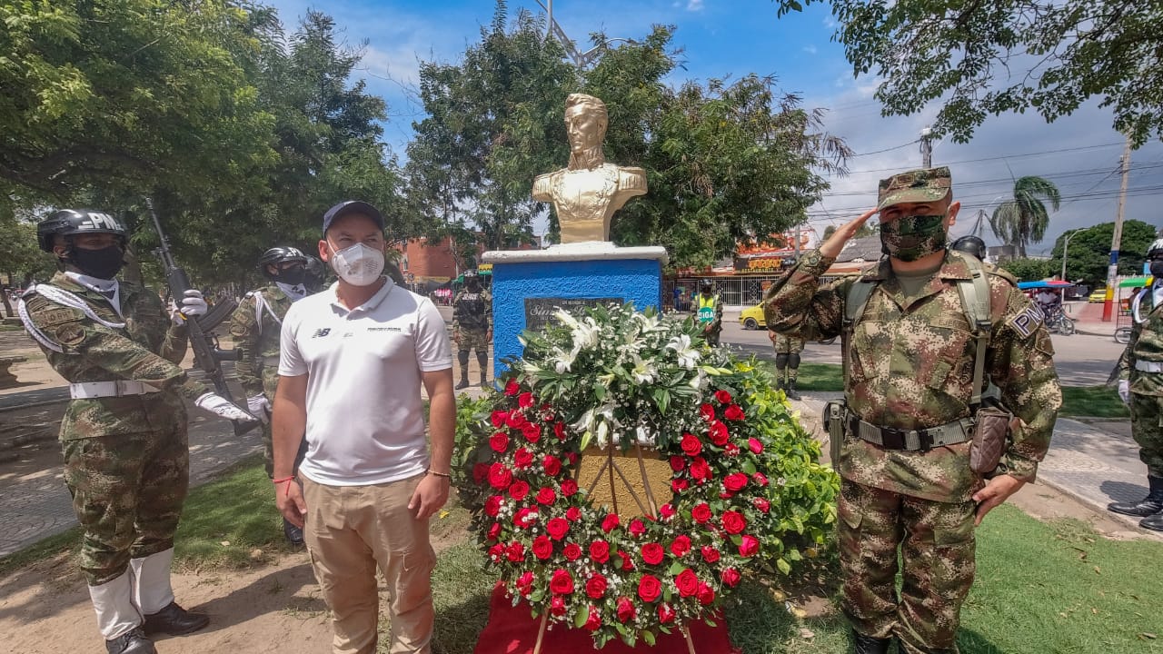 Ofrenda floral al Libertador en el Bulevar de Simón Bolívar, en Barranquilla.