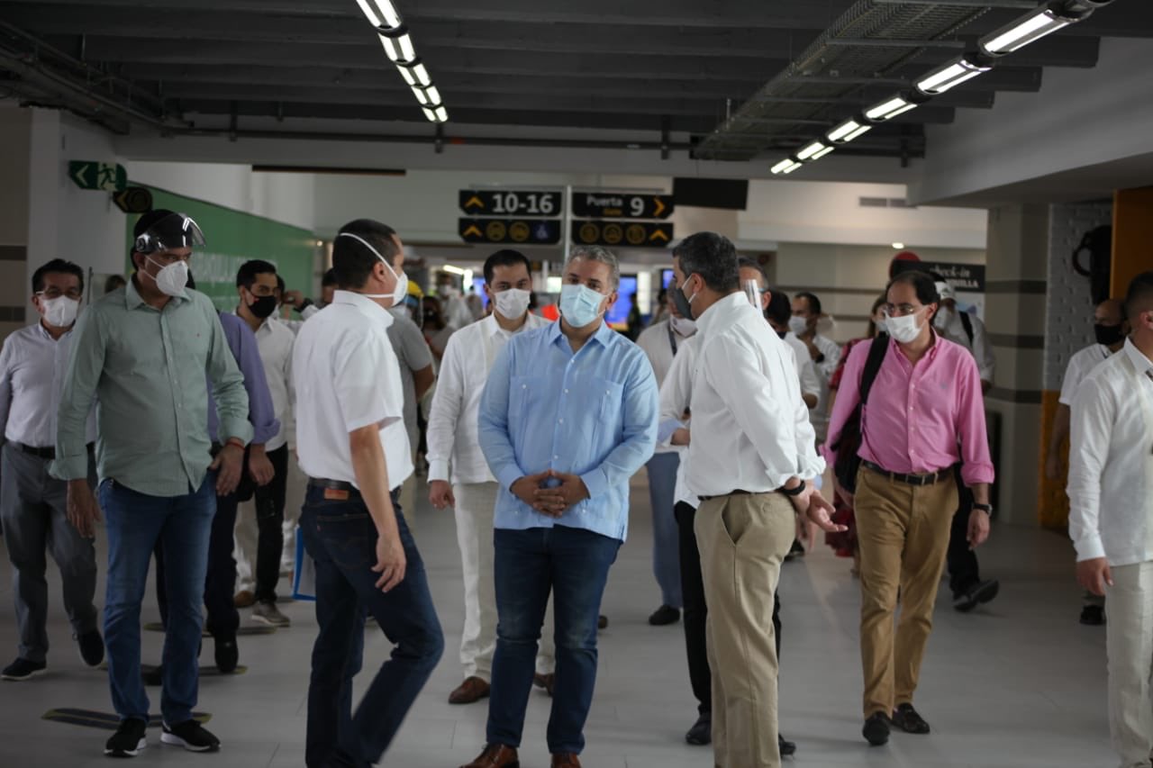 El vicepresidente de la Agencia Nacional de Infraestructura, Luis Gutiérrez y el Presidente Iván Duque.