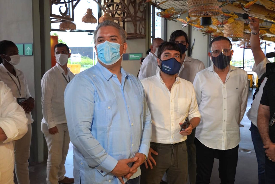 El Presidente Iván Duque y el Alcalde Jaime Pumarejo, recorriendo los restaurantes del Gran Malecón.