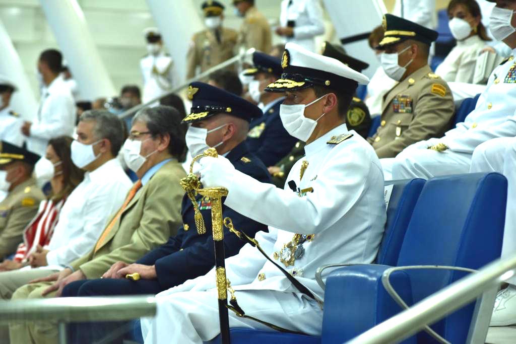 El Comandante entrante Vicealmirante Gabriel Alfonso Pérez Garcés.