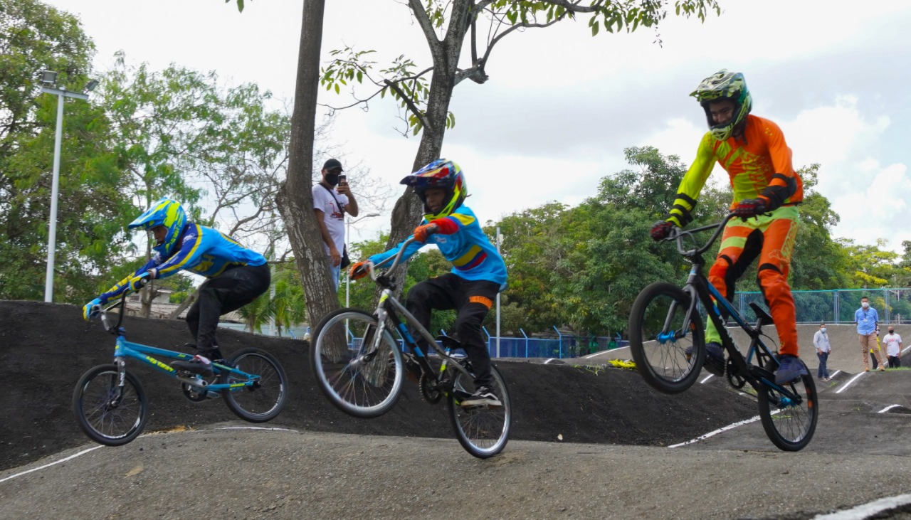 Niños estrenándose la pista de BMX en el Jardín Botánico.