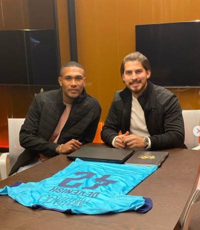 Cristian Castro con su manejador Carlos Van-Strahalen, y la camiseta que lucirá el jugador con el Boavista.
