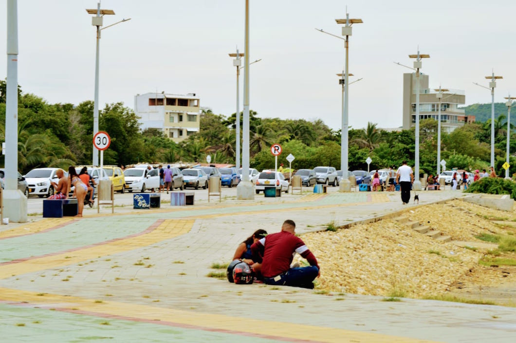 Gran presencia de público y vehículos en el Malecón.