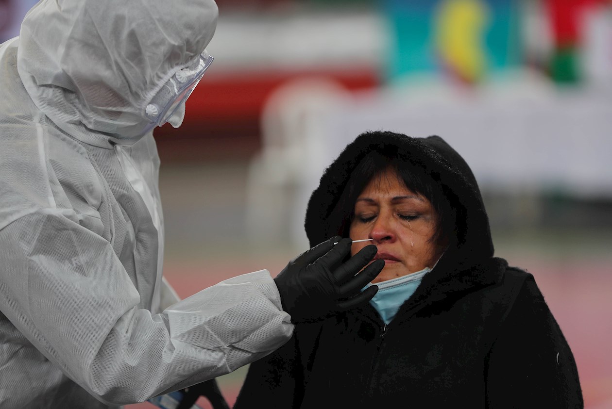 Un miembro del Sistema Departamental de Salud realiza una prueba de Covid-19 a una persona en el coliseo Julio Borelli hoy, en La Paz (Bolivia). 