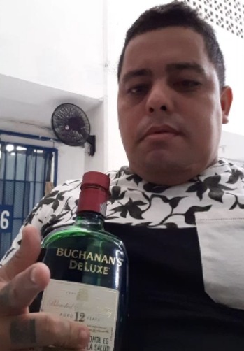 Alias “Cachete”, tomando whisky en “La Tramacúa”, en Valledupar