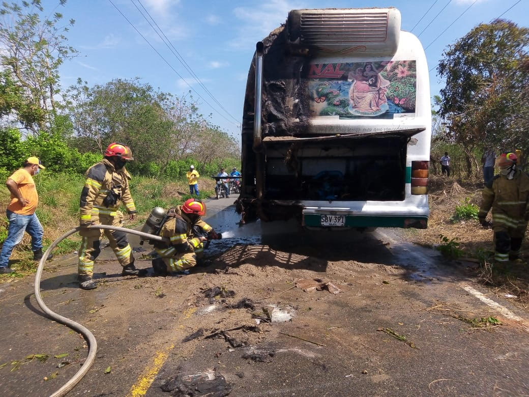 Incendio de bus en la Vía Manatí-Sabanalarga 