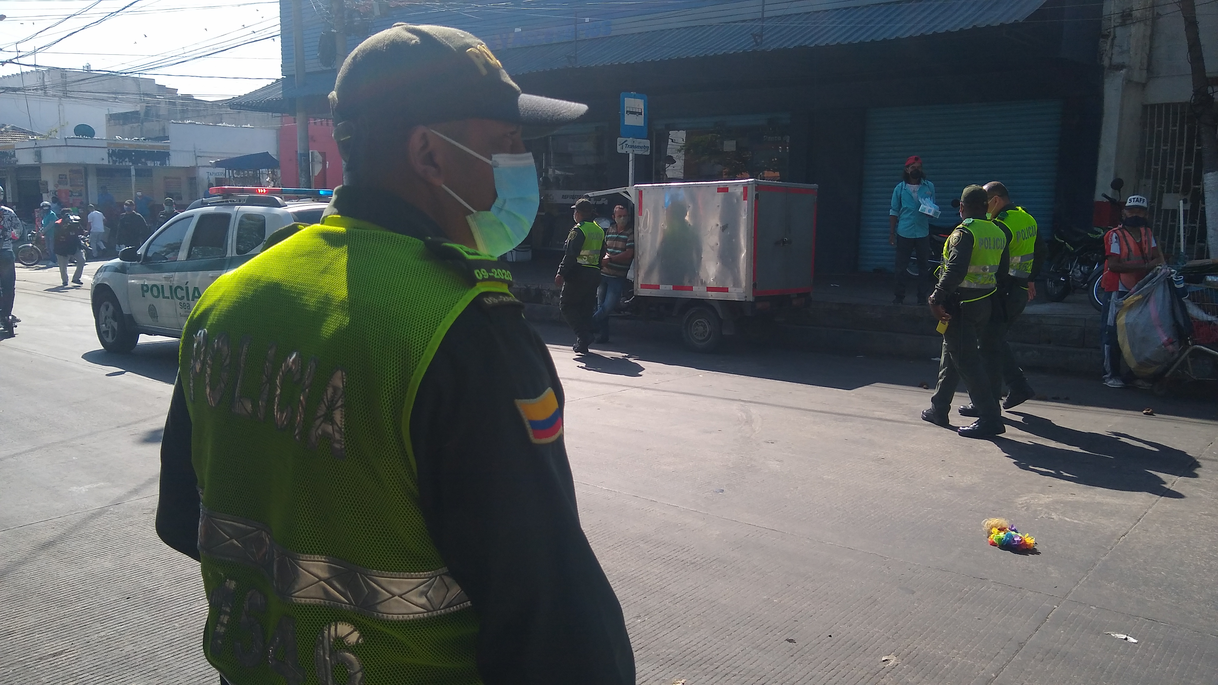 Policías patrullando en la carrera La Paz