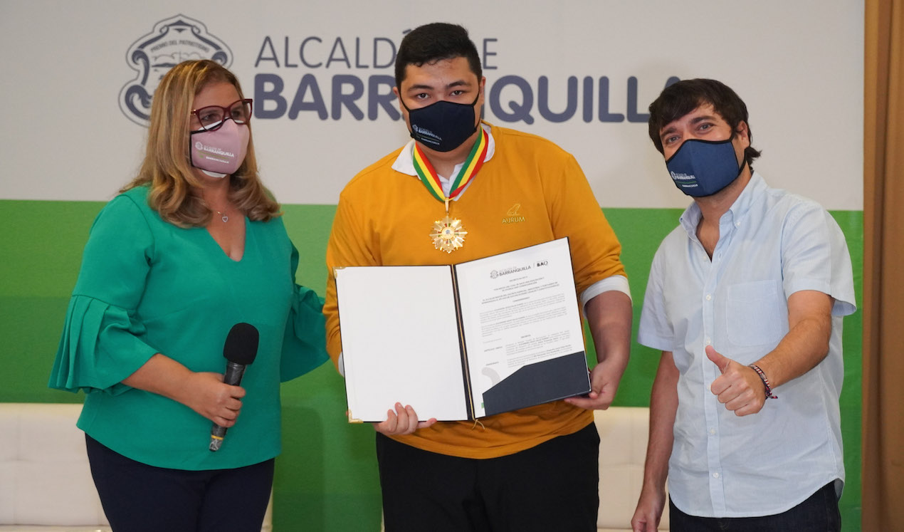 Alejandro Salas, estudiante de la Humboldt, condecorado por el Alcalde Pumarejo y la Secretaria de Educación, Bibiana Rincón.