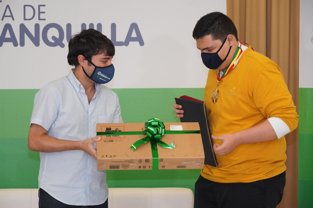 Alcalde Pumarejo le entrega un regalo al joven Alejandro Salas, por su puntaje perfecto de las Pruebas Saber 11.