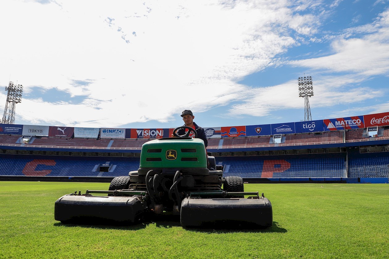 Un funcionario realiza mantenimiento al césped del campo de juego hoy, durante un recorrido al Estadio La Nueva Olla, de Asunción (Paraguay). 