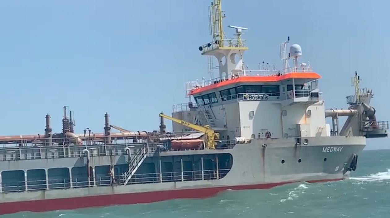 La draga 'Medway', ni siquiera pudo entrar al puerto de Barranquilla.