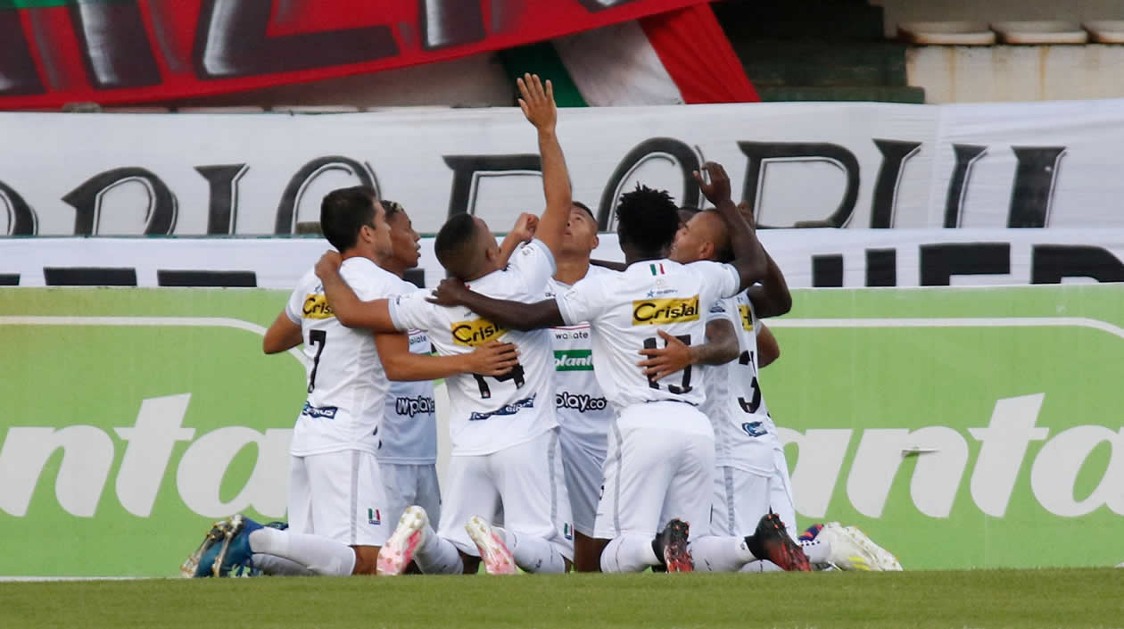 Jugadores de Once Caldas celebrando el primer gol.