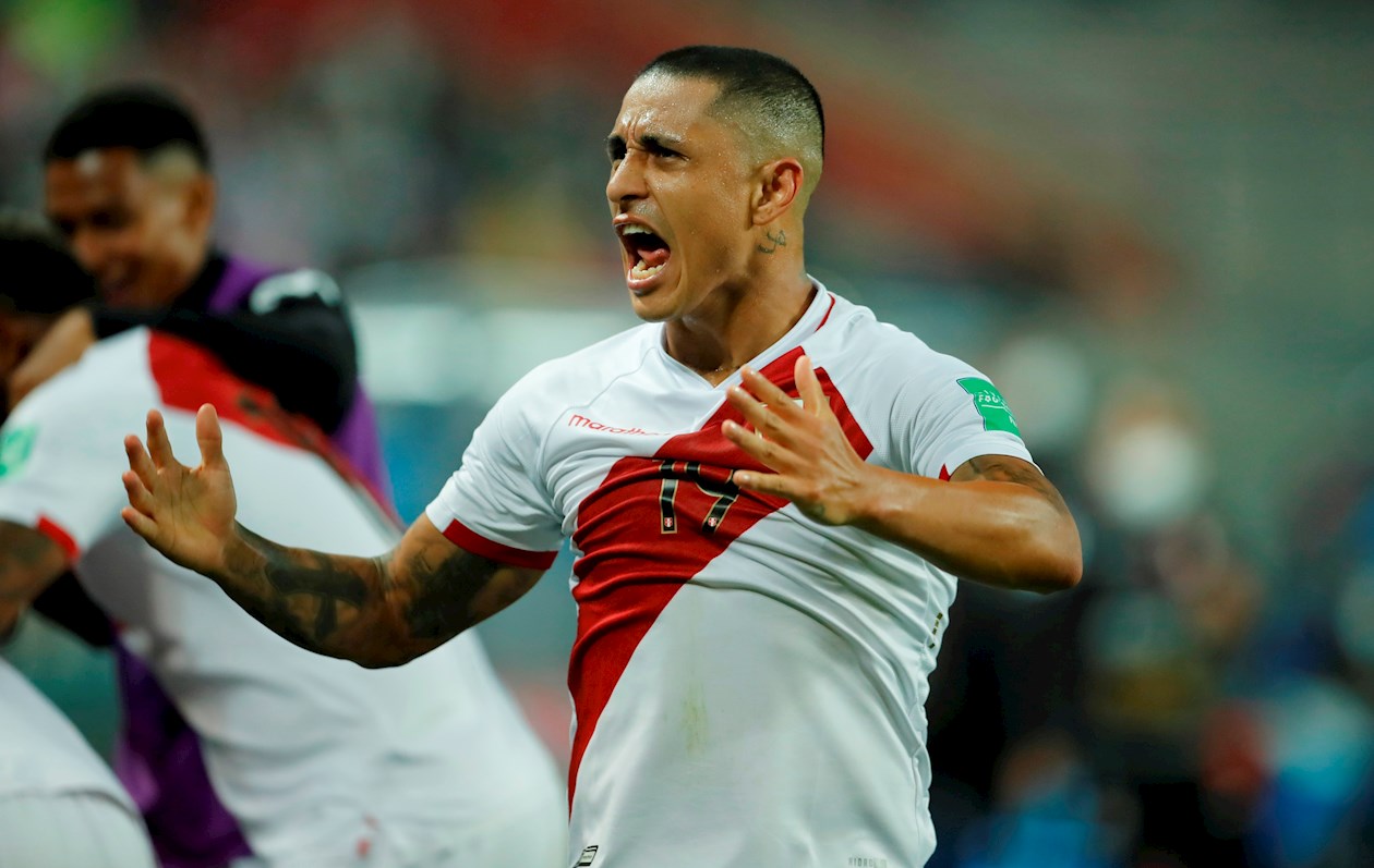 Yoshimar Yotún de Perú celebra un gol hoy, durante un partido por las eliminatorias sudamericanas para el mundial de Catar 2022 entre las selecciones de Perú y Chile en el Estadio Nacional, en Lima (Perú). 