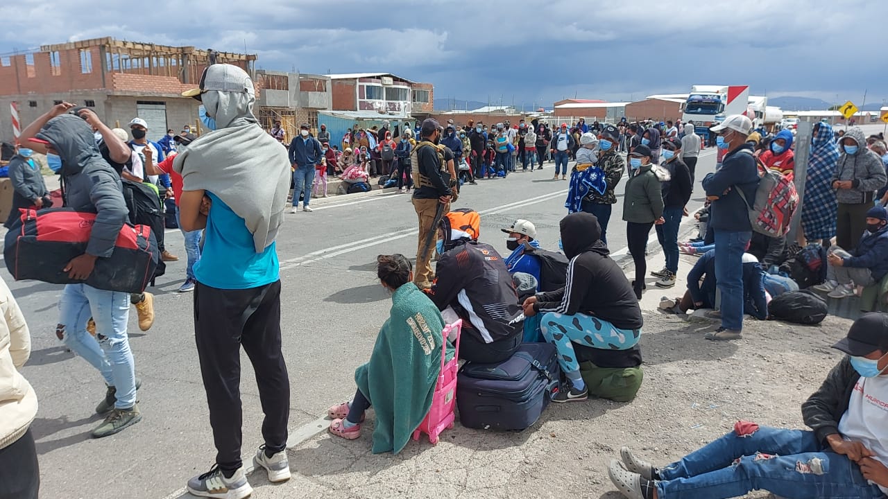 575 migrantes irregulares bajaron ayer desde el Complejo Fronterizo en Colchane a residencias sanitarias en Iquique.
