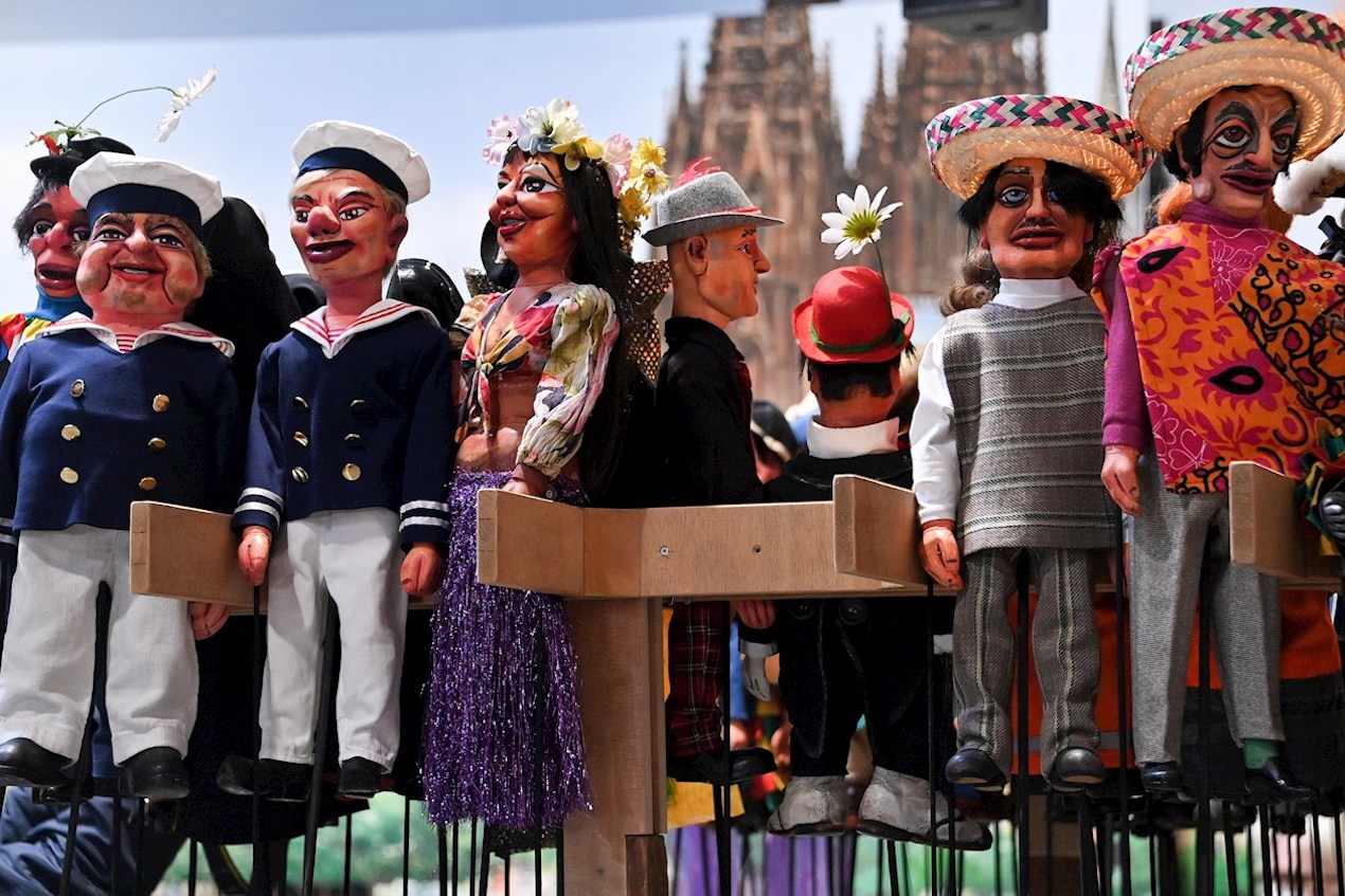 Marionetas del Teatro Haenneschen en exhibición durante la presentación de las carrozas para el desfile del Lunes de las Rosas en miniatura de Colonia en Colonia, Alemania.