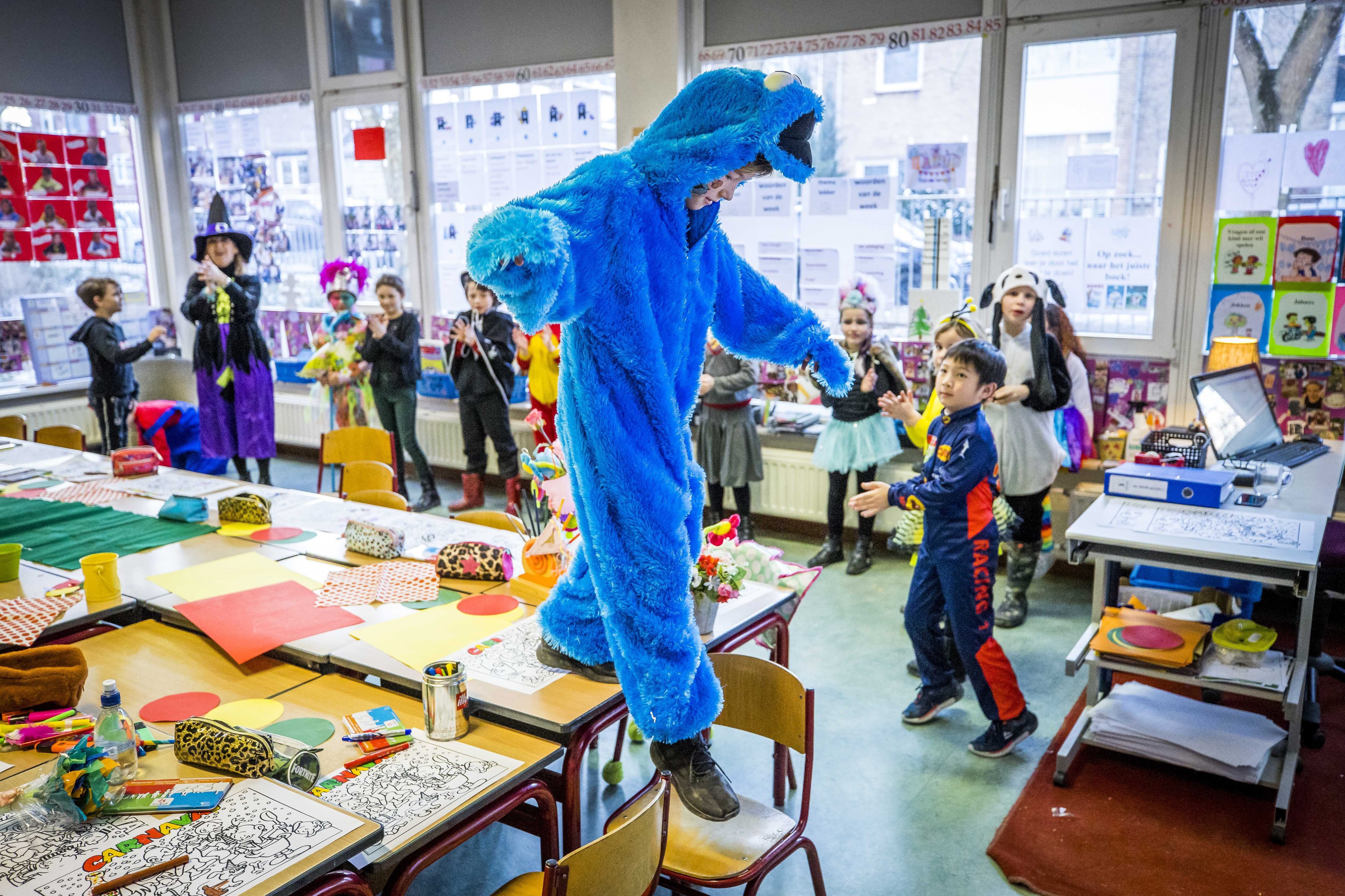 Los alumnos se disfrazan para celebrar el carnaval. Heerlen (Países Bajos). Los niños se disfrazan en el colegio para poder celebrar un pequeño carnaval en Heerlen, Países Bajos, el 12 de febrero de 2021.
