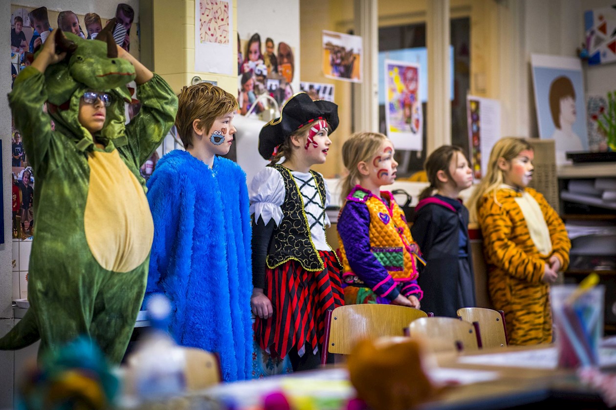 Los niños se disfrazan en la escuela para poder celebrar un pequeño carnaval en Heerlen, Países Bajos, el 12 de febrero de 2021. Debido al coronavirus, la fiesta se ha cancelado en todo el país este año. (Países Bajos; Holanda) 