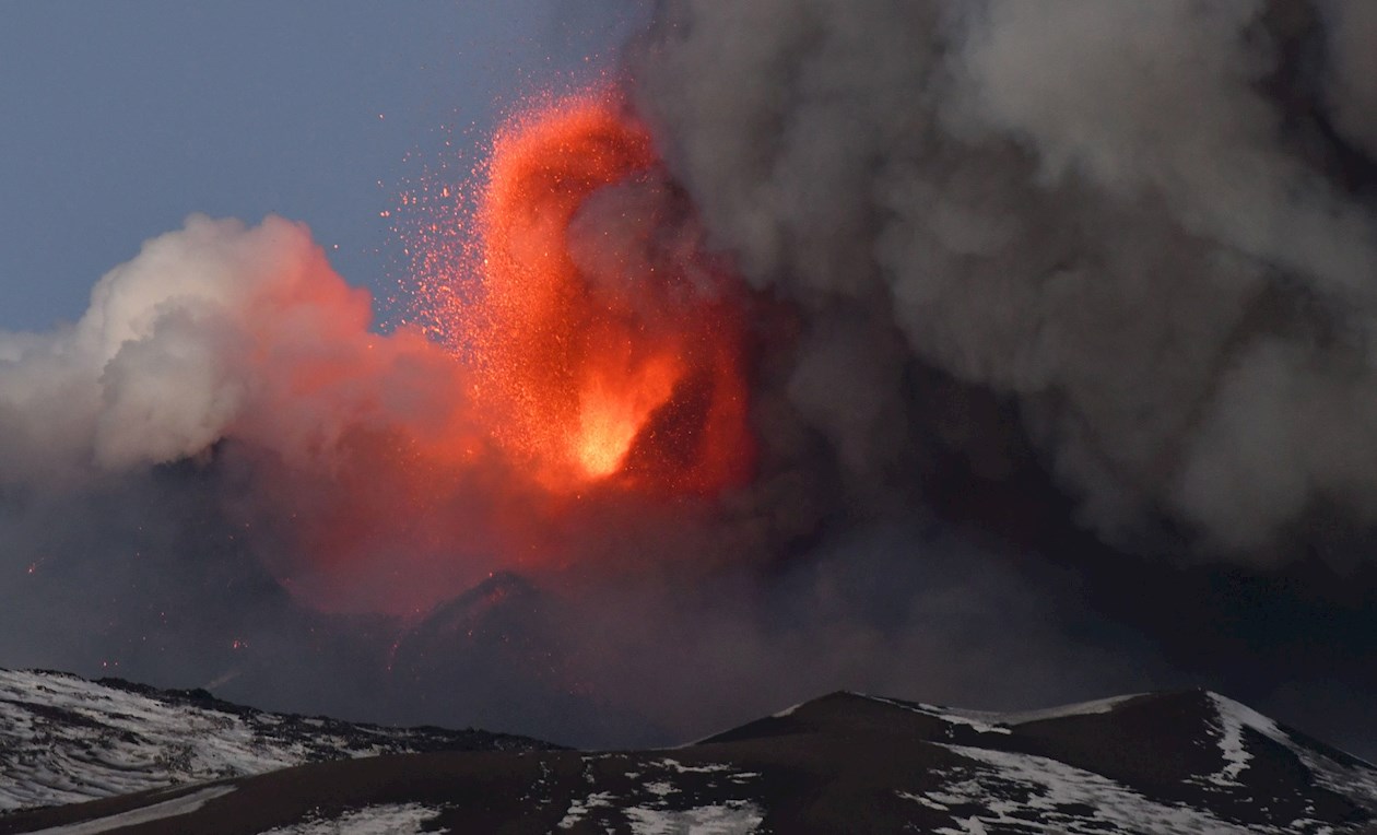 Desde la misma boca 'surge un desbordamiento de lava que produjo un modesto colapso del lado del cono, generando un flujo piroclástico que se desarrolló a lo largo de la pared occidental del Valle del Bove. (Italia)