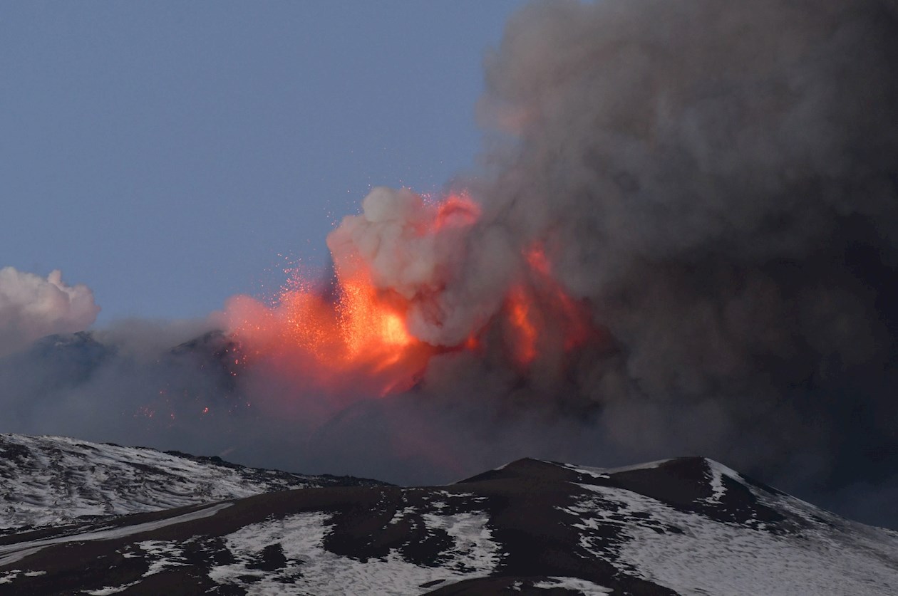 El Etna, con 3.322 metros de altura, es el volcán más alto en activo de Europa.