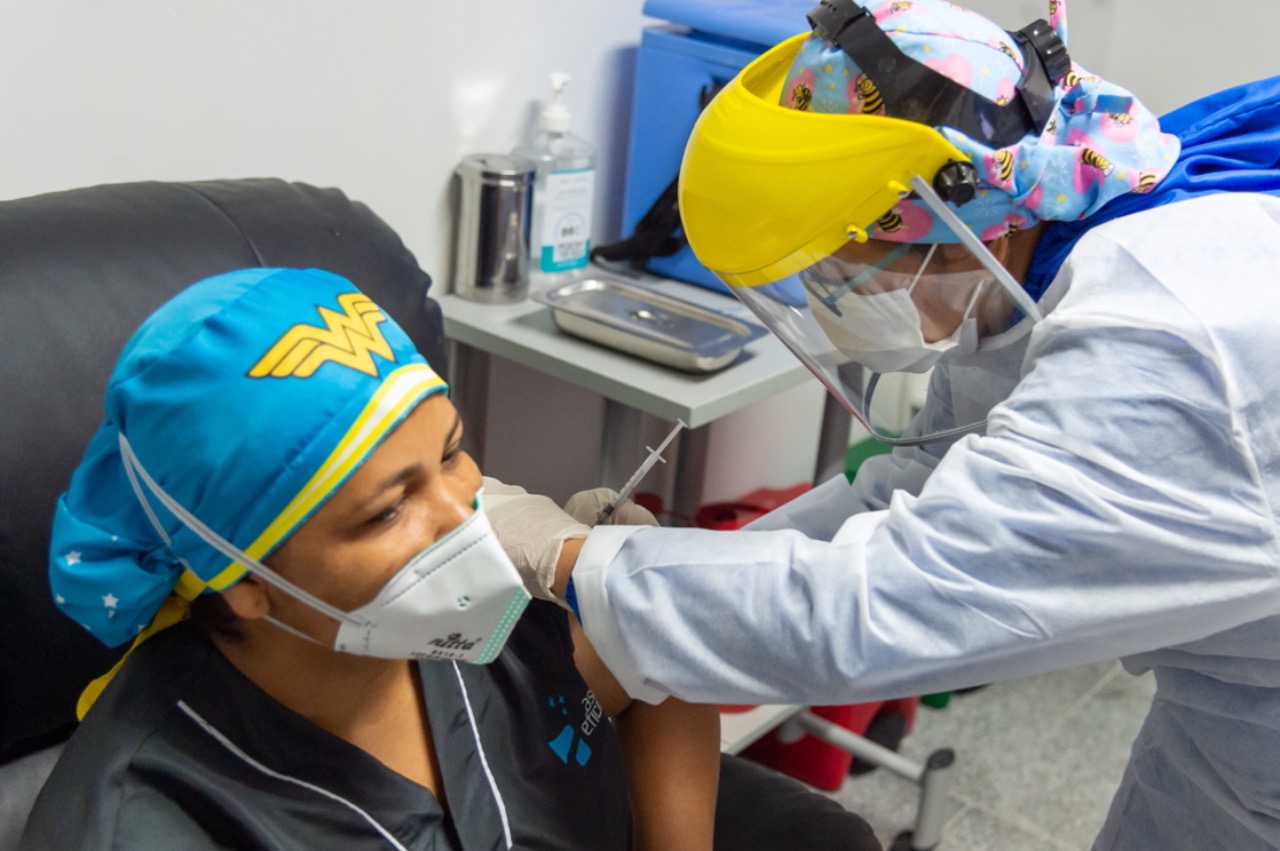  Liseidis Pérez, trabajadora de limpieza del Camino Adelita de Char, fue la primera en ser vacunada en Barranquilla contra el Covid--19.