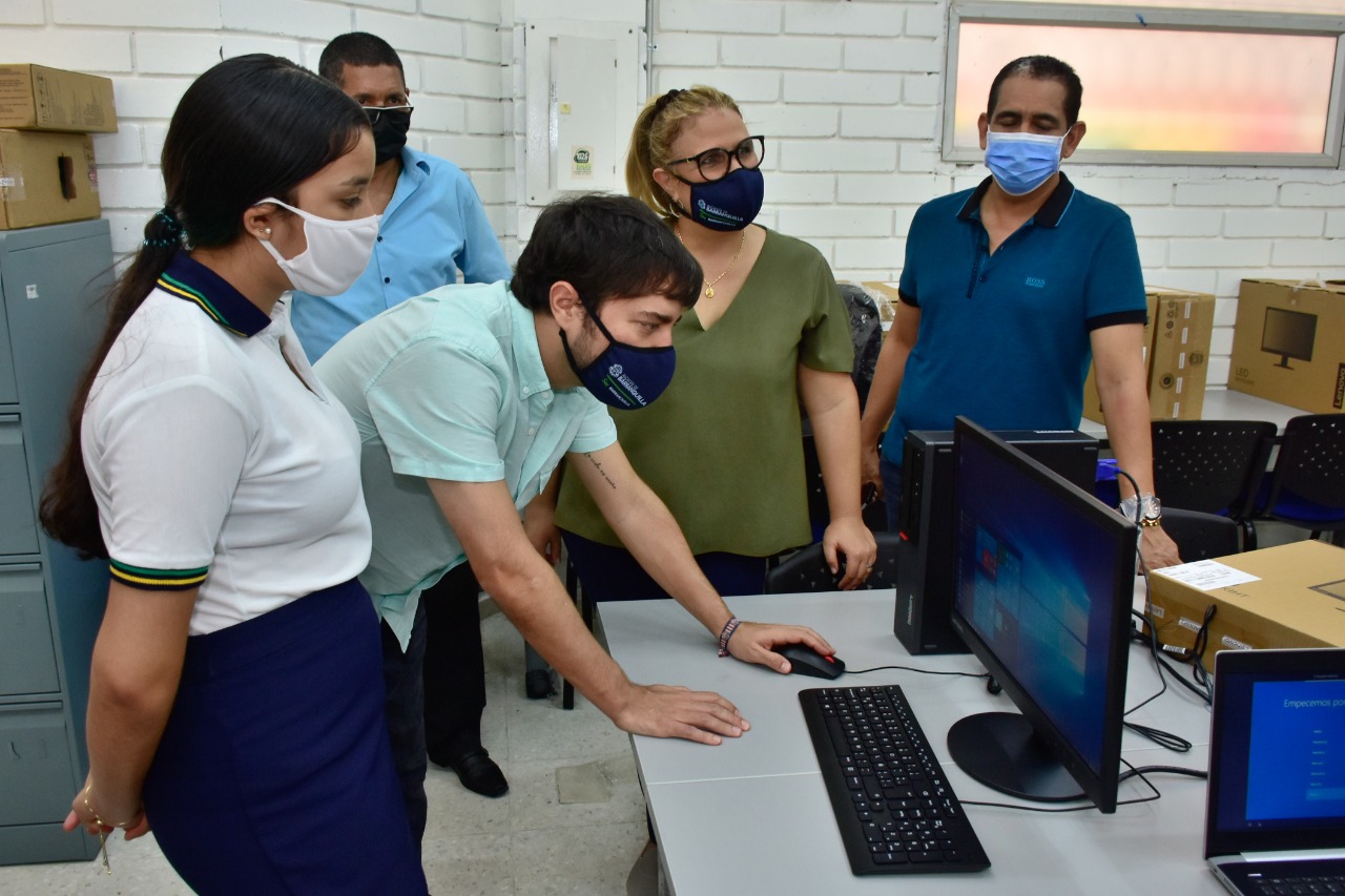 Jaime Pumarejo, alcalde de Barranquilla, revisa uno de los computadores.